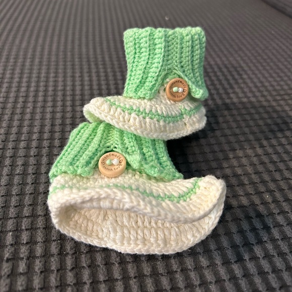 Beautiful hand knitted little boots - Picture 2 of 3